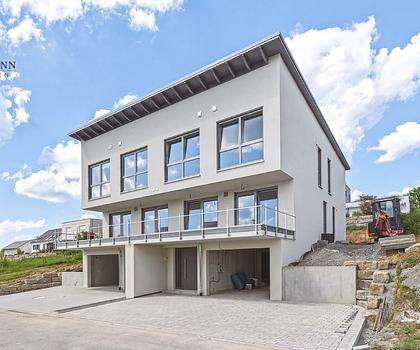 NEUBAU - Exklusive Doppelhaushälfte mit Garage, Stellplatz und Balkon im Neubaugebiet "Hühnlesäcker"