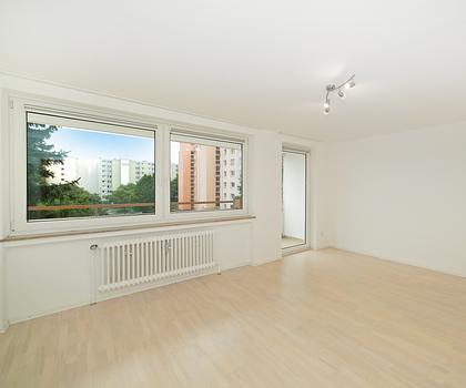 Wohnen direkt am Ostpark: Helle, renovierte 3-Zimmer-Wohnung mit zwei Südbalkonen und Weitblick.