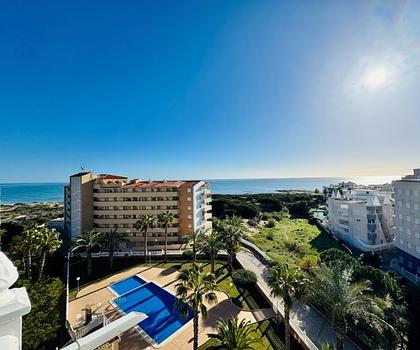 Maisonette-Wohnung mit 3 Schlafzimmern, 2 Bädern, 2 Kfz-Stellplätzen, Gemeinschaftspool und Meerblick nur 100 m vom Strand