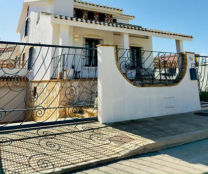Große spanische Villa mit Tiefgarage in Meeresnähe