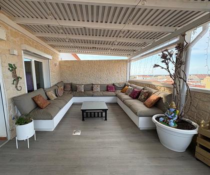 Renovierte Maisonette-Wohnung mit 50 m² Terrasse und Meer- und Burgblick im Zentrum von Dénia