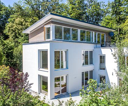 Moderne Dachterrassen-Maisonette Wohnung mit Alpenblick und Haus im Haus Charakter