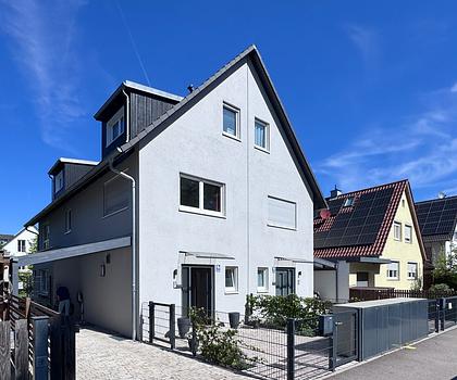 Solln: Moderne Doppelhaushälfte mit schönem Westgarten und Carport