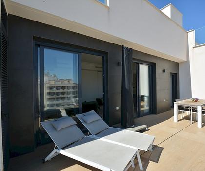 Neuwertige Penthouse-Wohnung mit 2 Schlafzimmern, 2 Bädern, Dachterrasse und Tiefgaragenstellplatz nur 700 m vom Strand