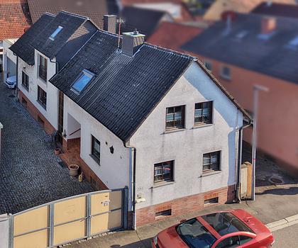 Potenzial & Charme: Einfamilienhaus mit großem Scheunenareal und Garten für Individualisten