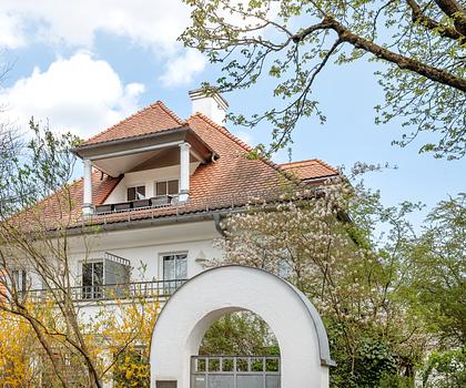 Im Dachgeschoss: Charmante 2-Zimmer-Wohnung mit Dachterrasse in ruhiger Lage
