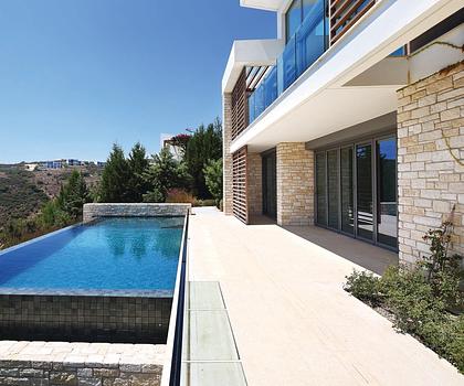 Neubau-Villa am Golfplatz mit Pool auf 
grossem Grundstück