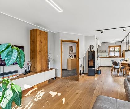 Gepflegte ETW mit "Kaiserblick" - und großem
Garten in ansprechendem Zweifamilienhaus