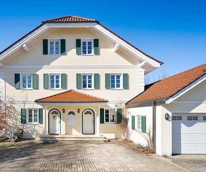 Elegante Villa im Landhausstil mit separatem Einlieger- oder Bürobereich
