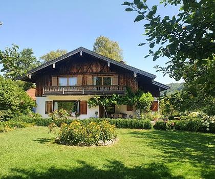 Vor den Toren Münchens im goldenen Tal:
Charmantes, gepflegtes Einfamilienhaus mit großem Grund