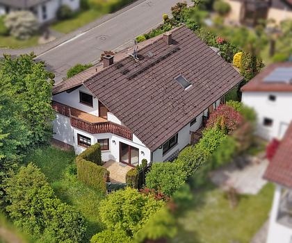 Familienfreundliches Zweifamilienhaus mit Gartenidylle und viel Potenzial in ruhiger Wohnlage