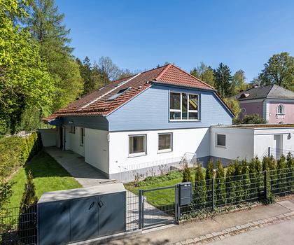 Licht, Luft und Wohlfühlflair: Familiengerechte Haushälfte mit Dachterrasse und Garten