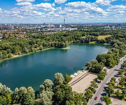Direktlage am Lerchenauer See: 3.876 m² Ufergrundstück mit Baugenehmigung für Hotel mit Biergarten