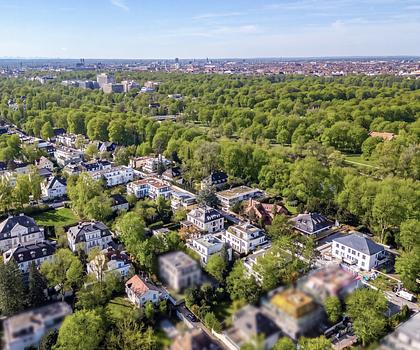 Highend-Lage Im Herzogpark: Privat zurückversetztes Baugrundstück mit Vorbescheid für Villa