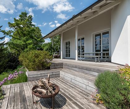 Raumwunder mit herrlicher Aussicht und Traumgarten: Hochwertig modernisiertes Familienanwesen