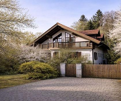 Attraktives Zweifamilienhaus in ruhiger Lage in Tutzing-Kampberg