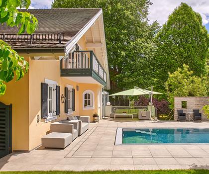 Klassische Landhaus-Villa mit Einliegerwohnung, Pool und stimmungsvollem Gartenidyll
