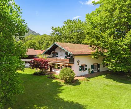Traumlage zwischen Kampenwand und Chiemsee: Geräumiges Landhaus mit Gestaltungspotenzial