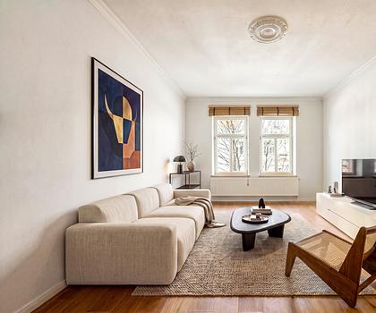 In begehrter Lage: Helle, ideal geschnittene 2,5-Zimmer-Altbauwohnung mit geplantem Balkon