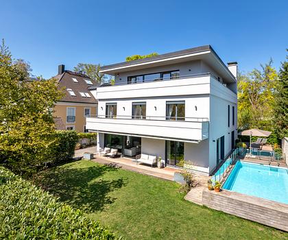 Großzügig, individuell und perfekt für Familien: Exklusive Villa mit Garten und Pool