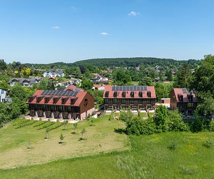 Neubau: Mittelhaus mit privater Liegeinsel in idyllischer Lage und Seeblick