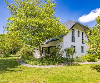 Stilvolles Familiendomizil mit idyllischem Garten und Anliegerwohnung in bester Gräfelfinger Lage