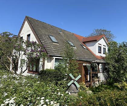 Zweifamilienhaus (vermietet - ca. 6,4 % Rendite) in ruhiger und dennoch zentraler Lage von Langen