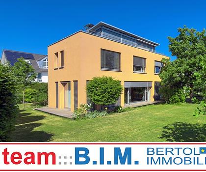 Architektenvilla auf Filetgrundstück.
 Licht. Ruhe. Privatsphäre.