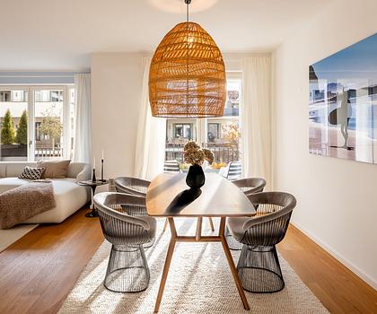 Kaulbachstraße: Exklusive 3-Zimmer-Wohnung mit sonniger Loggia und drei Stellplätzen in Bestlage