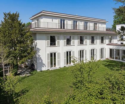 Ikonischer Chic in Gerner Toplage: Hochklassige Villa mit sechs Schlafzimmern