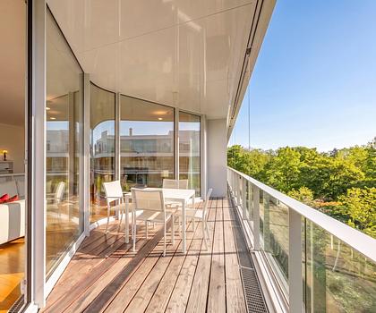 Zeitlos-elegante Ästhetik im idyllischen Gern: Sehr gepflegte 5-Zimmer-Wohnung mit Balkon