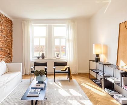 Bezugsbereite, lichterfüllte 4-Zimmer-Altbauwohnung mit Wohnküche und Balkonen