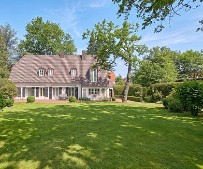 Äußerst charmante Altbauvilla mit prachtvollem Garten und Pool