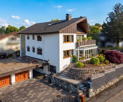 Charmantes Zweifamilienhaus mit gepflegter Gartenanlage und vermieteter Wohneinheit