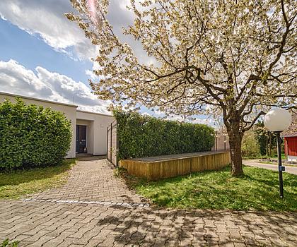 Wohnen auf einer Ebene – gepflegte Doppelhaushälfte in Bungalowbauweise mit Garten
