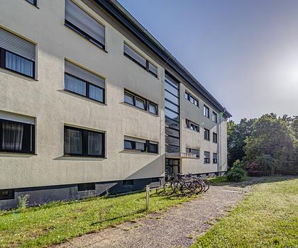 Attraktive Zweizimmerwohnung im Souterrain mit Tiefgaragenstellplatz am Berliner Platz
