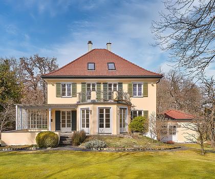 Klassische Villa von 1928 mit 6 Schlafzimmern, viel Charme und Traumgarten in unverbauter Bestlage