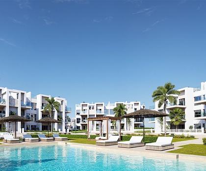 Wohnungen mit 2 Schlafzimmern, Tiefgaragenstellplatz und Gemeinschaftspool in einer wunderschönen Golfanlage und nur 500 m vom Strand
