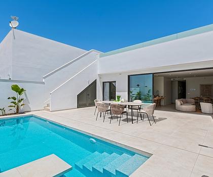 Villen mit 3 Schlafzimmern, 2 Bädern, Klimaanlage, Kfz-Stellplatz und Privatpool in der La Serena Golfanlage