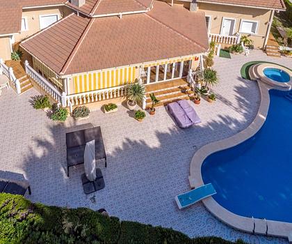 Prächtige freistehende Villa mit 3 Schlafzimmern, 4 Bädern, Fitnessraum, Sauna, Garage und Privatpool nur 1 km vom Strand