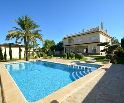Wunderschöne, großzügige und exklusive Villa in der besten Gegend von Cabo Roig, nur 150 m vom Strand