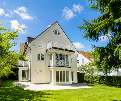 Einzigartige Erdgeschoss-Wohnung mit großem Garten in Bestlage Solln