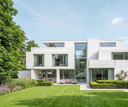 Highend-Lage Im Herzogpark: Privat zurückversetztes Baugrundstück mit Vorbescheid für Villa