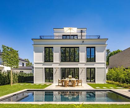 Bezugsfertiger Neubau: Luxuriöse Highend-Villa mit kosmopolitischem Flair und Pool