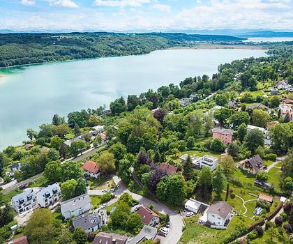 Großes Grundstück mit Einfamilienhaus in exklusiver Hanglage nahe Pilsensee – Neubebauung möglich