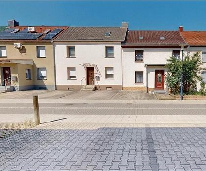 PROVISIONSFREI: Reihenmittelhaus in Leuna mit Garten & Modernisierungspotenzial