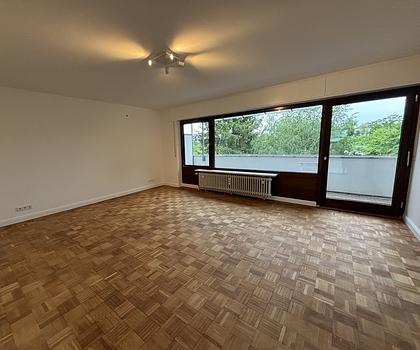 Kernsanierte 3-Zimmerwohnung mit großem Balkon, Blick ins Grüne und Stellplatz