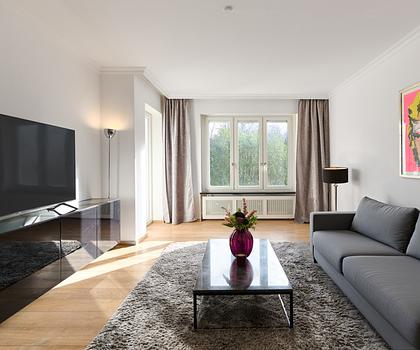 Stil und Charme: Möblierte 2,5-Zimmer-Wohnung mit Balkon in feinster Bogenhauser Lage