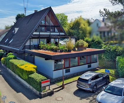 Attraktives Wohn- und Geschäftshaus mit stabilen Mieteinnahmen und modernisierter Praxis.