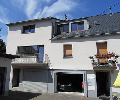 Helle 2,5-Zimmer-Dachgeschosswohnung mit Garage – modernisiert & sofort bezugsfrei
